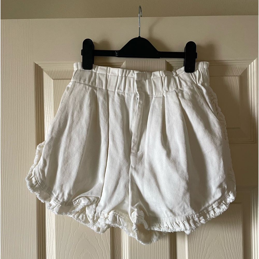 NWT Very J White Ivory Ruffle Distressed Denim Shorts Elastic Band High Waist